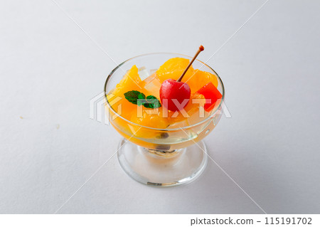 玻璃杯中的水果混合 115191702