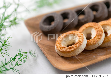 Baked donuts, baked goods, Western confectionery 115191704