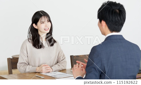 一位在家接受上門推銷的女士 115192622