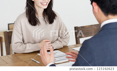 在家接受上門推銷的婦女的手 在家接受上門推銷的婦女的手 115192623