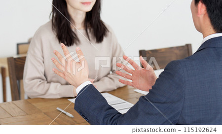 上門銷售的商人的手 上門銷售的商人的手 115192624