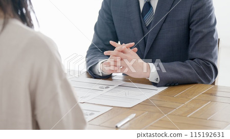 上門銷售的商人的手 115192631