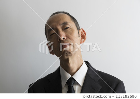 一位身穿西裝的中年日本男子從上方看的肖像 一位身穿西裝的中年日本男子從上方看的肖像 115192696