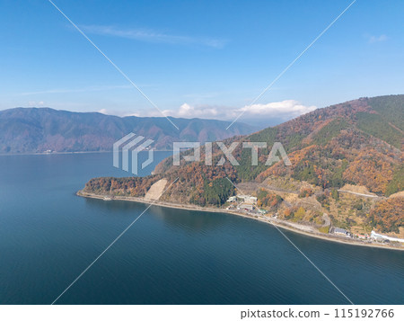 Aerial view of Lake Biwa in autumn with autumn leaves 115192766