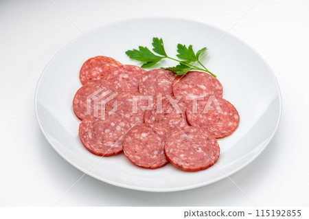 薩拉米香腸排列在白色背景的白盤上 115192855