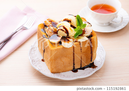 香草冰淇淋、巧克力和香蕉蜂蜜吐司 115192861