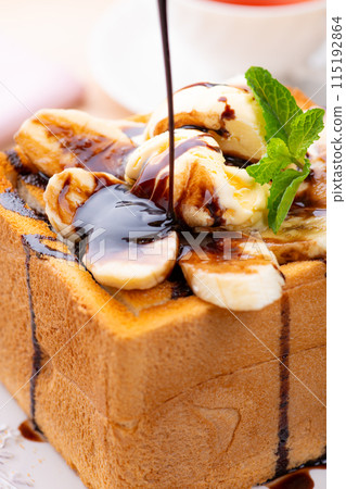 香草冰淇淋、巧克力和香蕉蜂蜜吐司配巧克力醬 香草冰淇淋、巧克力和香蕉蜂蜜吐司配巧克力醬 115192864