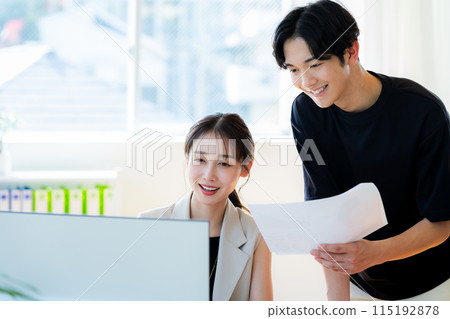 Young men and women, business women, office casual Young men and women, business women, office casual 115192878