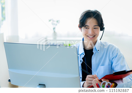 Male operator working in the office 115192887