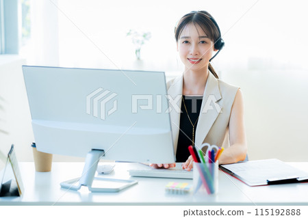 Female operator working in the office 115192888