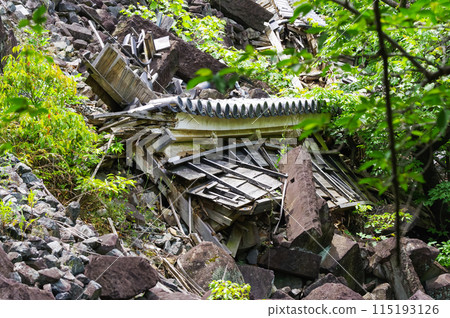 Collapsed stone walls and walls of the Bugyomaru section of Kumamoto Castle 115193126