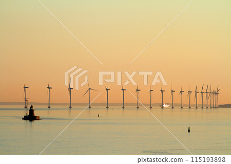 午夜陽光下哥本哈根海岸的離岸風力發電 午夜陽光下哥本哈根海岸的離岸風力發電 115193898