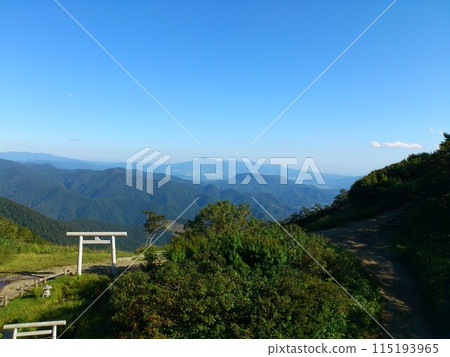 從山頂看鳥居和藍天 從山頂看鳥居和藍天 115193965