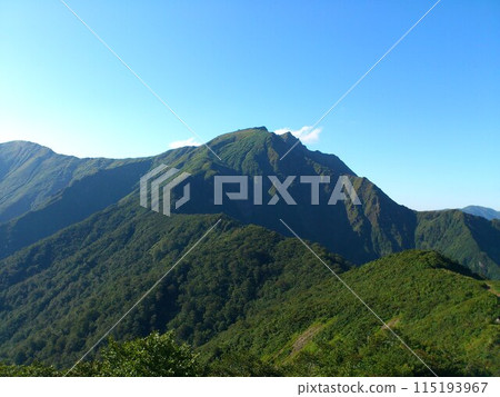 藍天映襯下輪廓分明的山峰 藍天映襯下輪廓分明的山峰 115193967