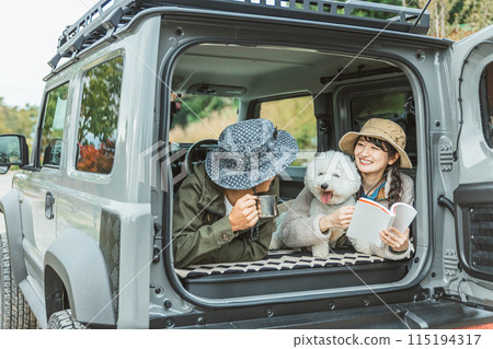 年輕的亞洲夫婦、情侶和露營者開車、日間露營、露營、和他們的狗/寵物一起睡在車裡 115194317