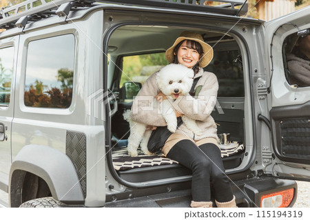一位年輕的亞洲女性帶著她的狗/寵物去露營、遠足和開車。 115194319