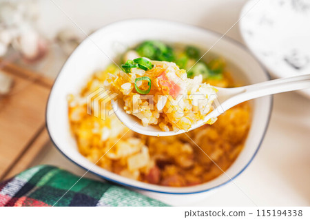 蛋炒飯用湯匙舀起來 115194338