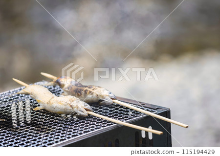 燒烤上鹽烤香魚的圖片 燒烤上鹽烤香魚的圖片 115194429