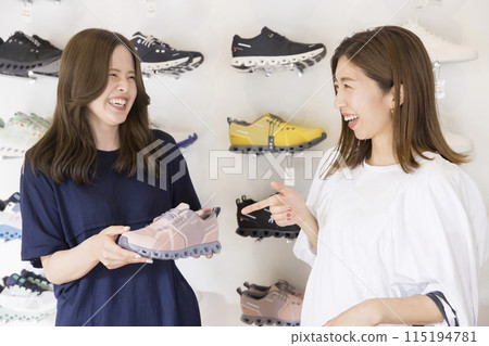 在鞋店購物的年輕女子 在鞋店購物的年輕女子 115194781