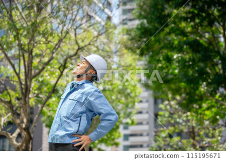 穿著工作服伸展腰部的男士 115195671