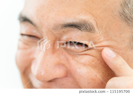 中間男性眼睛閉上 115195700