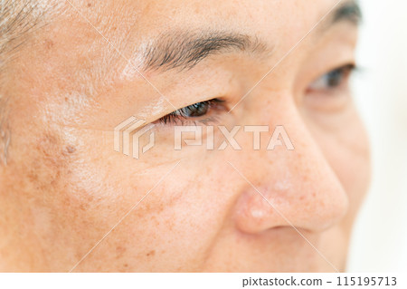 中間男性眼睛閉上 115195713