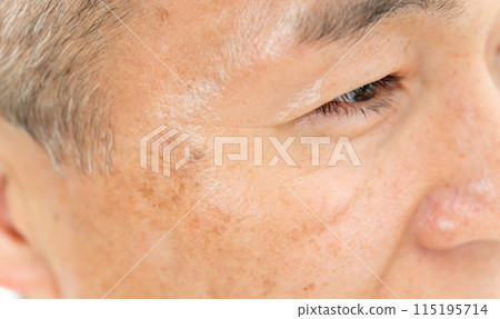 中間男性眼睛閉上 115195714