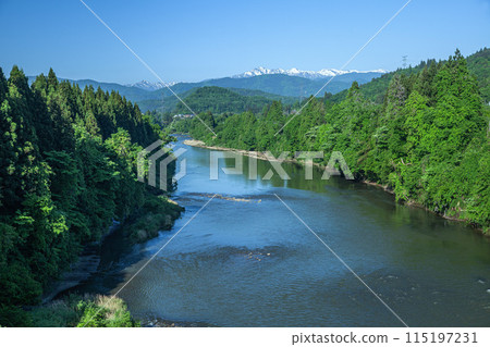 最上川和朝日山脈 115197231