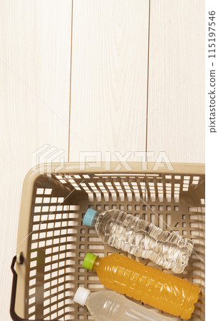 Buying drinks in plastic bottles. Bottled drinks in a shopping basket. Shopping, drinks, plastic bottles, etc. Buying drinks in plastic bottles. Bottled drinks in a shopping basket. Shopping, drinks, plastic bottles, etc. 115197546