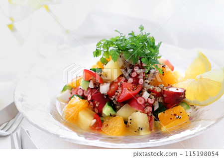 清爽夏季酸橘汁醃魚沙拉佐水果藜麥 清爽夏季酸橘汁醃魚沙拉佐水果藜麥 115198054