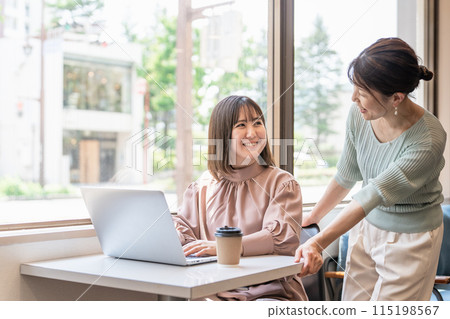 女商人在辦公室和咖啡館使用電腦舉行會議和教學 女商人在辦公室和咖啡館使用電腦舉行會議和教學 115198567