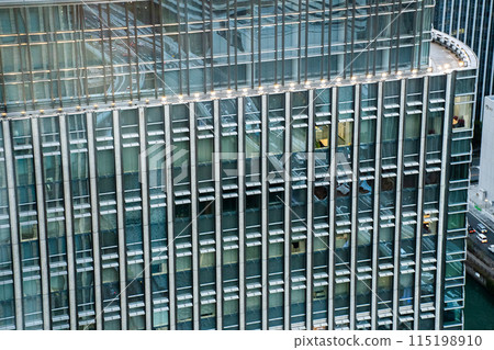 高速公路反映在建築物中 115198910