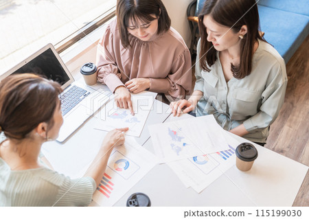 邊開會邊看文件資料的亞洲女性和商務女性（銷售和策劃） 115199030