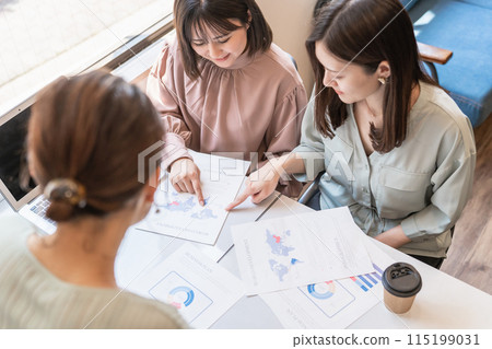 Asian women and business women (sales and planning) who have meetings, meetings, and meetings while looking at documents and materials 115199031