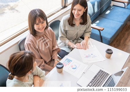 邊開會邊看文件資料的亞洲女性和商務女性（銷售和策劃） 115199033