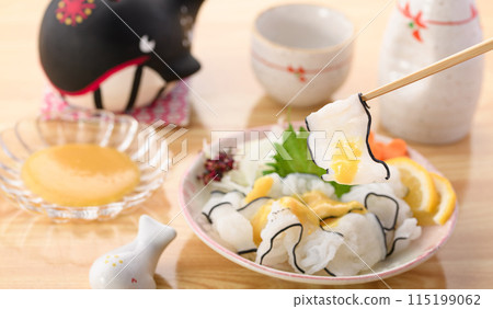 鯨魚大尾(尾羽) 來自和歌山縣太地町 因鯨尾部皮膚呈羽毛狀而得名。 鯨魚大尾(尾羽) 來自和歌山縣太地町 因鯨尾部皮膚呈羽毛狀而得名。 115199062