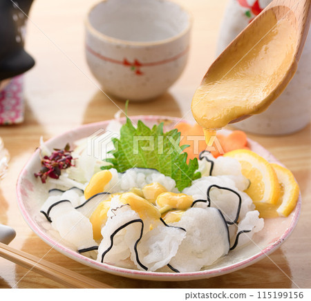 鯨魚大尾（尾羽） 來自和歌山縣太地町 因鯨尾部皮膚呈羽毛狀而得名。 115199156