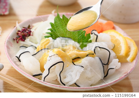 鯨魚大尾（尾羽） 來自和歌山縣太地町 因鯨尾部皮膚呈羽毛狀而得名。 115199164