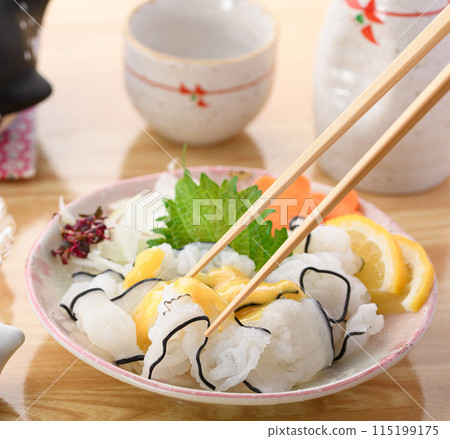 鯨魚大尾(尾羽) 來自和歌山縣太地町 因鯨尾部皮膚呈羽毛狀而得名。 鯨魚大尾(尾羽) 來自和歌山縣太地町 因鯨尾部皮膚呈羽毛狀而得名。 115199175