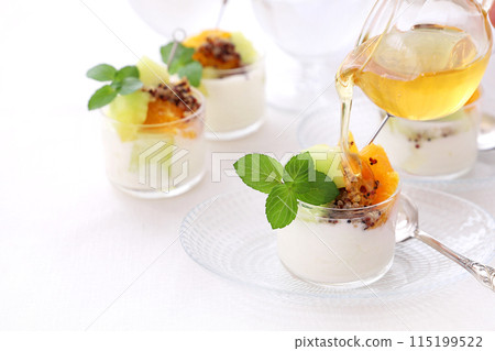 優格配藜麥和水果 115199522