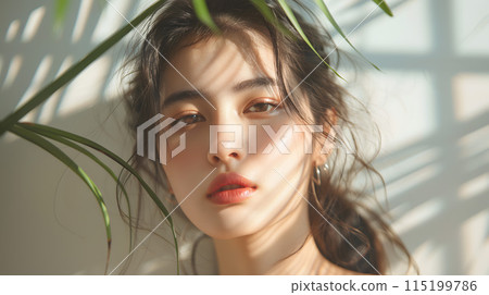 一個美麗的女人在柔和的陽光下的肖像 115199786