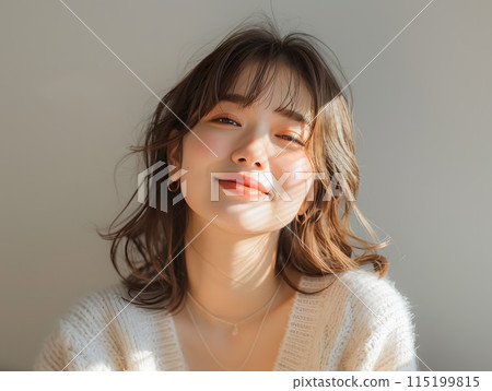 一個美麗的女人在柔和的陽光下的肖像 115199815