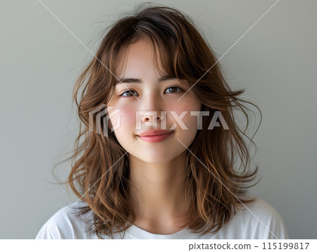 一個美麗的女人在柔和的陽光下的肖像 115199817