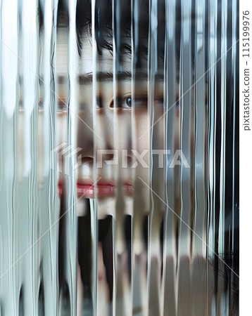 亞洲女人透過磨砂玻璃的凝視 亞洲女人透過磨砂玻璃的凝視 115199976