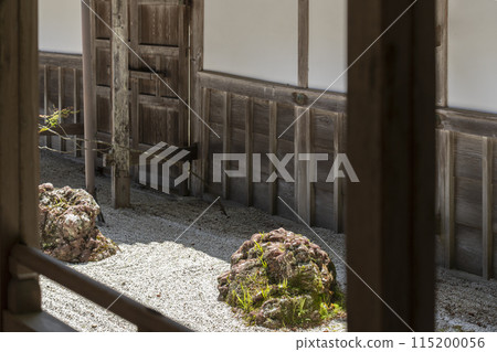 從連接走廊可以看到高野山金剛峰寺、本堂、枯山水小花園 115200056