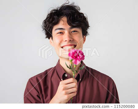 亞洲男子的肖像,手持康乃馨表達愛意與感激之情 亞洲男子的肖像,手持康乃馨表達愛意與感激之情 115200080