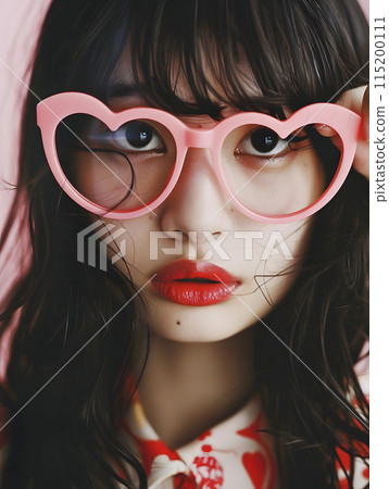 戴著心形墨鏡的可愛日本女人 115200111