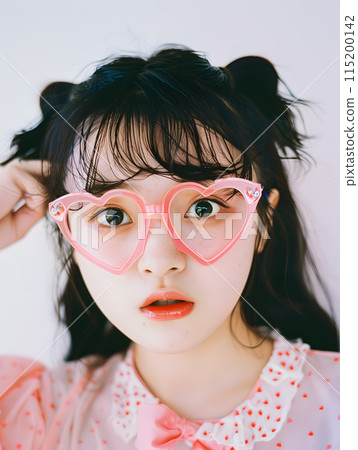 戴著心形墨鏡的可愛日本女人 115200142