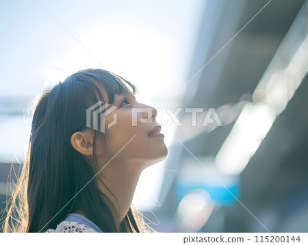 一個女人在城市裡仰望天空 115200144