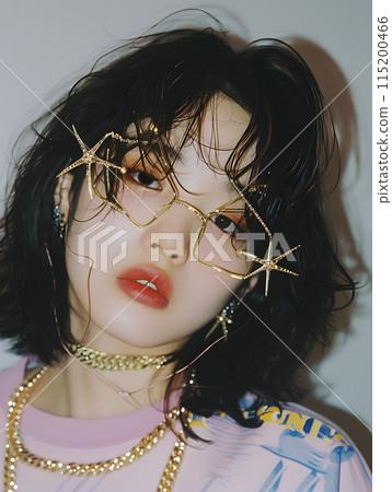 戴著星形太陽眼鏡的可愛亞洲女人 115200466